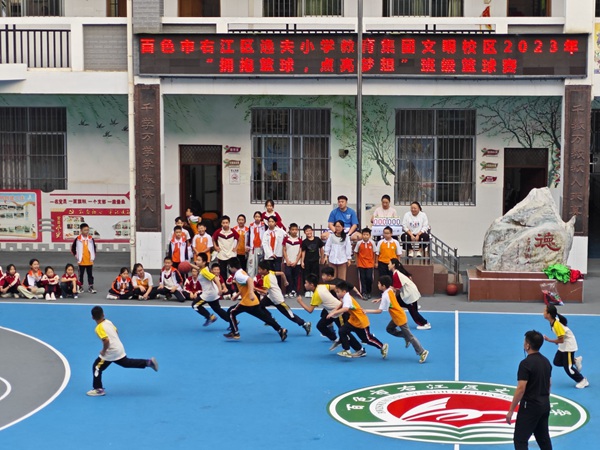 图为文明校区学生在篮球赛中奋力拼搏的画面
