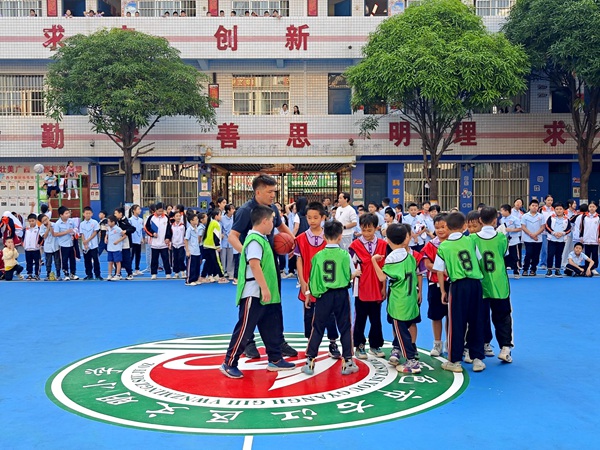 文明校区四年级的运动员在赛场上