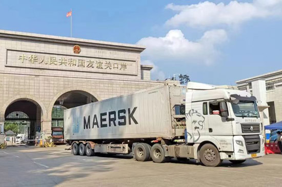 友谊关口岸车来车往,满载货物的中越货车在口岸排队有序进出,货物交驳区一派繁忙景象。 庞立坚 摄