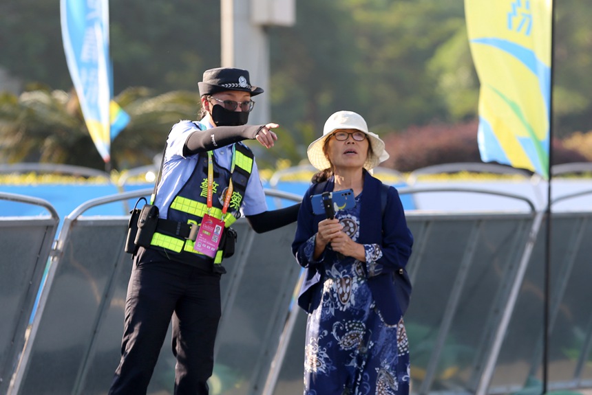 防城港公安执勤民辅警在赛事沿线保驾护航