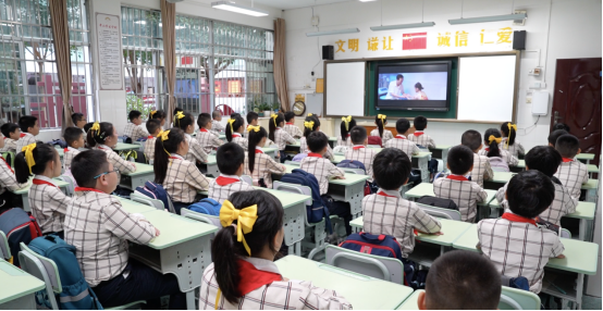 微电影主创团队走进南宁凤翔路小学。
