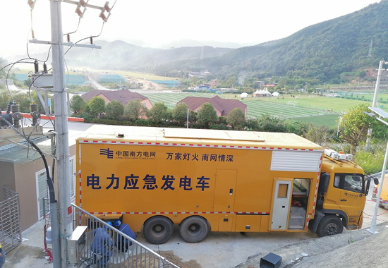 工作人员进行发电车调试。刘仕琛摄