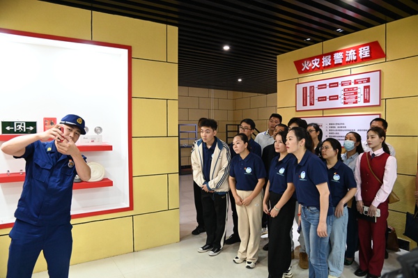 消防救援人员现场介绍各种消防车辆、救援服、隔热服等消防装备器材。黄丹丹摄