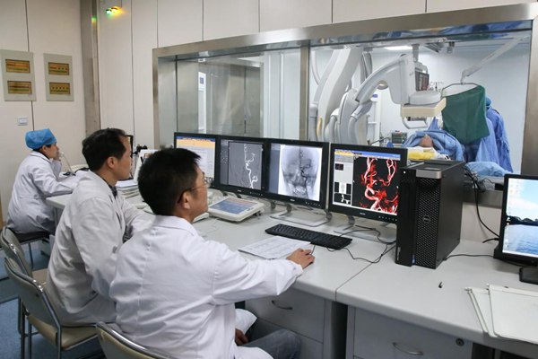 神经内科为卒中患者进行介入手术。桂林医学院供图