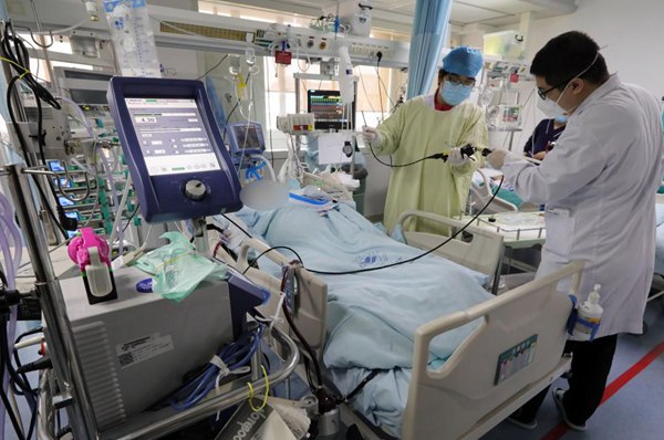 重症医学科使用ECMO辅助救治重症患者。桂林医学院供图