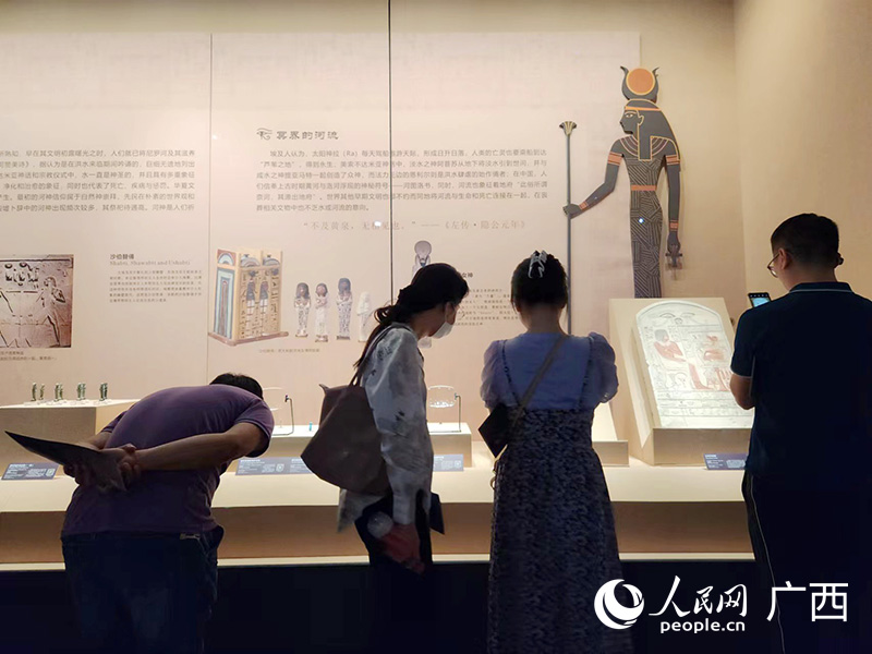 市民观展。人民网 黄子婧摄