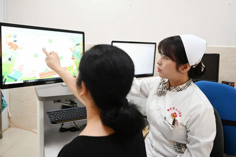 医务人员在给患者做认知障碍筛查。柳州市人民医院供图
