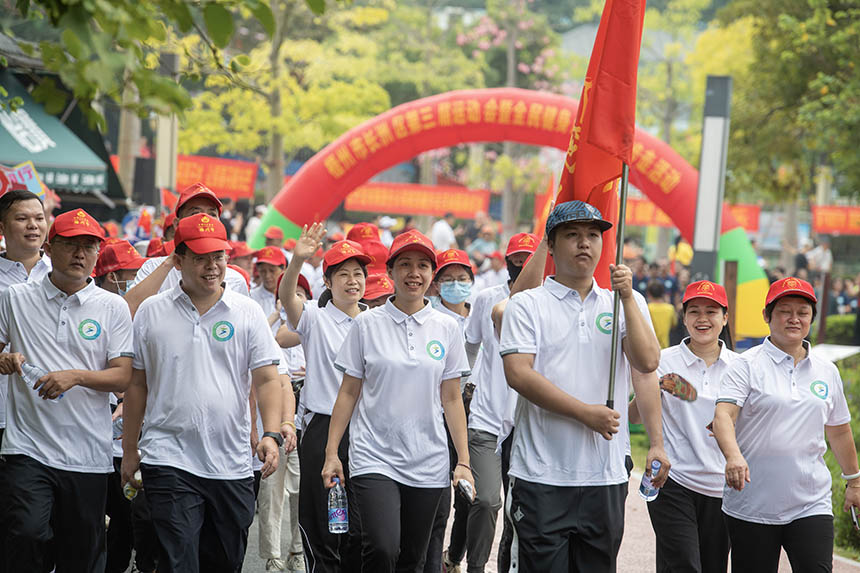 2000多名干部群众在公园参加健步走活动。何华文摄