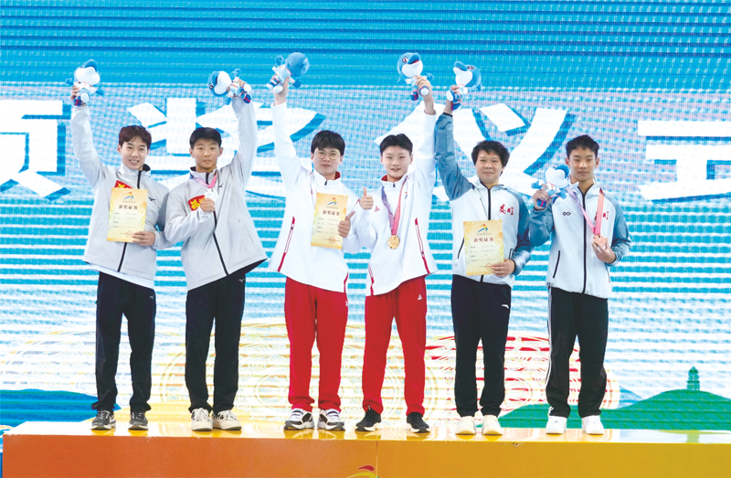 南宁队小将郑宝鑫（左三）获得男子自由体操冠军。赛事组委会供图