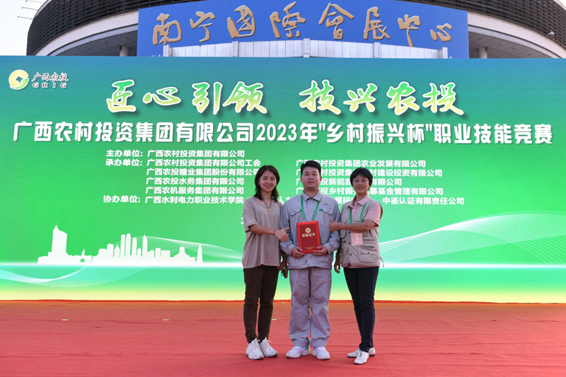 与优秀校友合影。韦建宇摄