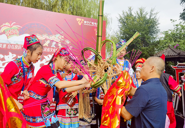 “非遗小小传承人”参与互动体验。主办方供图