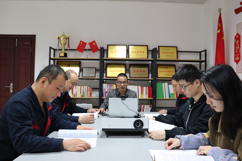 柳州市烟草专卖局物流创新工作（匠）室成员开展精益课题研究。谭如珈摄