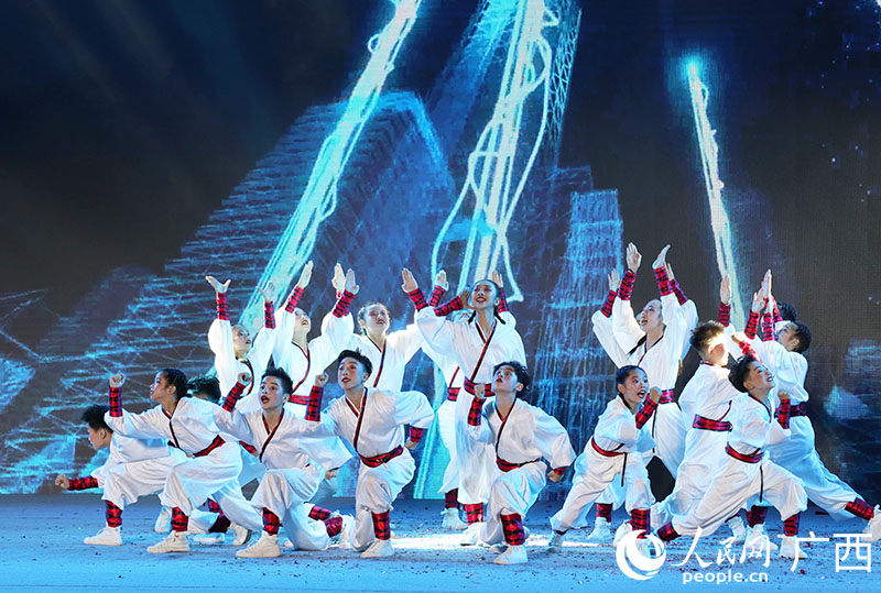桂林市薄荷堂艺术培训学校街舞队街舞《风生水起·非遗龙舟向未来》。人民网 付华周摄.jpg
