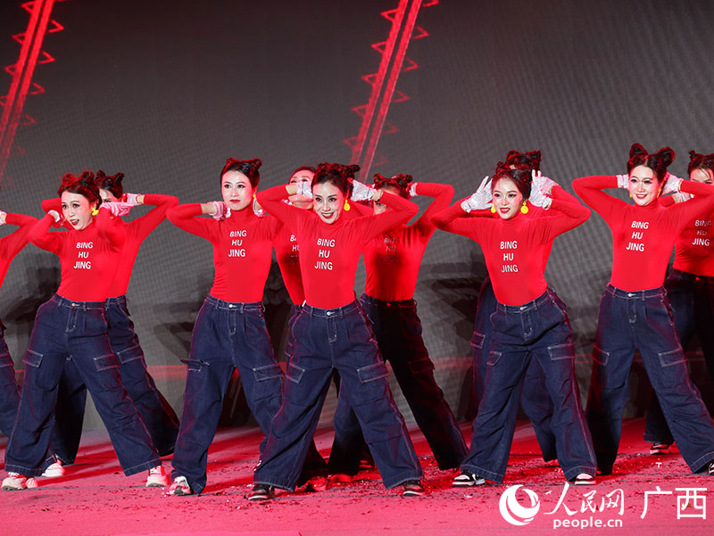 柳州市群众艺术馆馆办青年舞团《火辣辣》。人民网 付华周摄