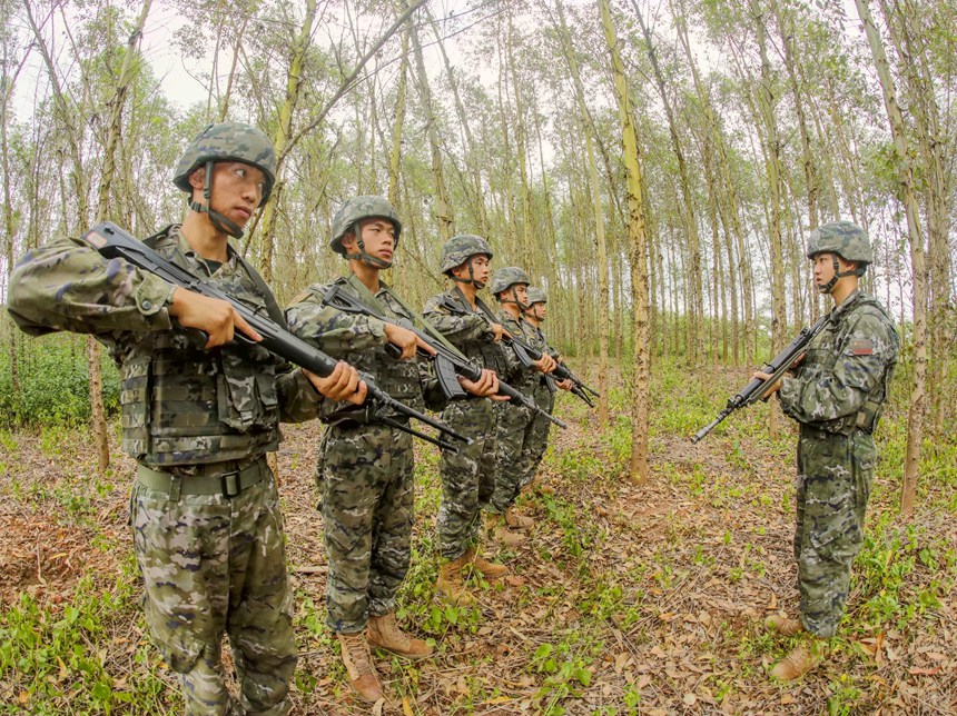 武警官兵正在商讨战术