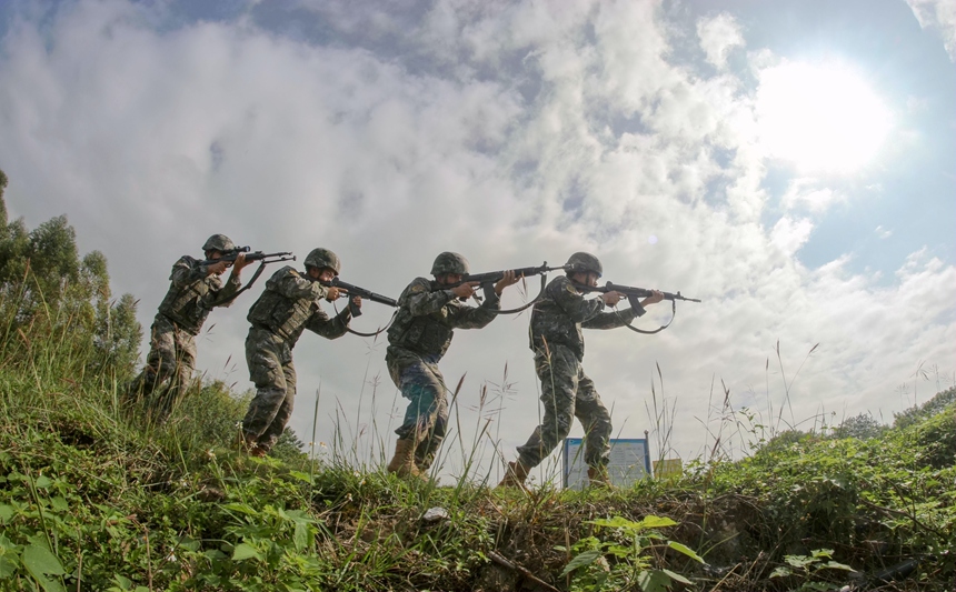 武警官兵在搜索前进
