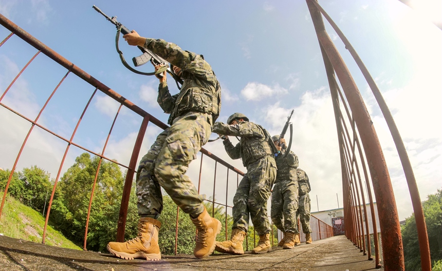 武警官兵在搜索前进