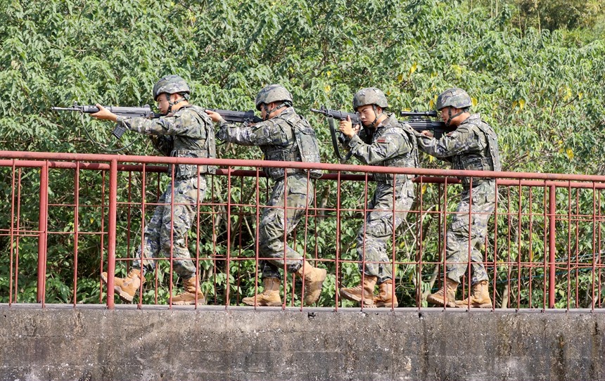 武警官兵在搜索前进