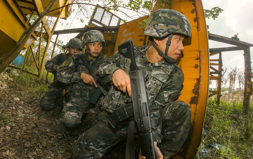 武警官兵隐蔽接近