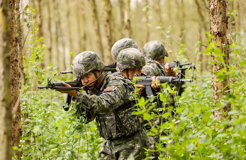 武警官兵在搜索前进