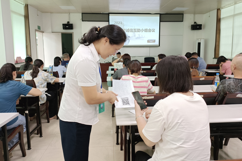 图为烟草工作人员向零售客户开展问卷调查。覃仕隆摄