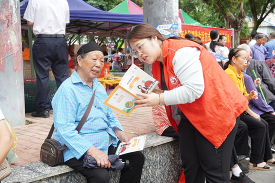 到凌云县给群众普及中医养生理念。百色市中医医院供图