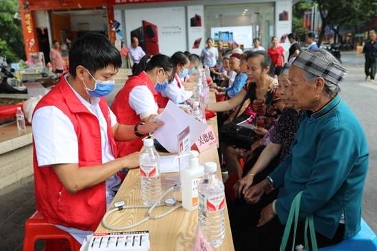前往西林县中医医院开展义诊活动。百色市中医医院供图