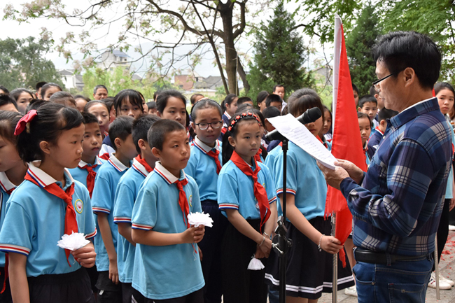 老黨員在中渡鎮烈士墓給小學生講革命烈士故事