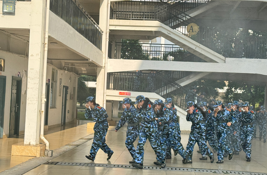开展疏散逃生演练。百色市消防救援支队供图