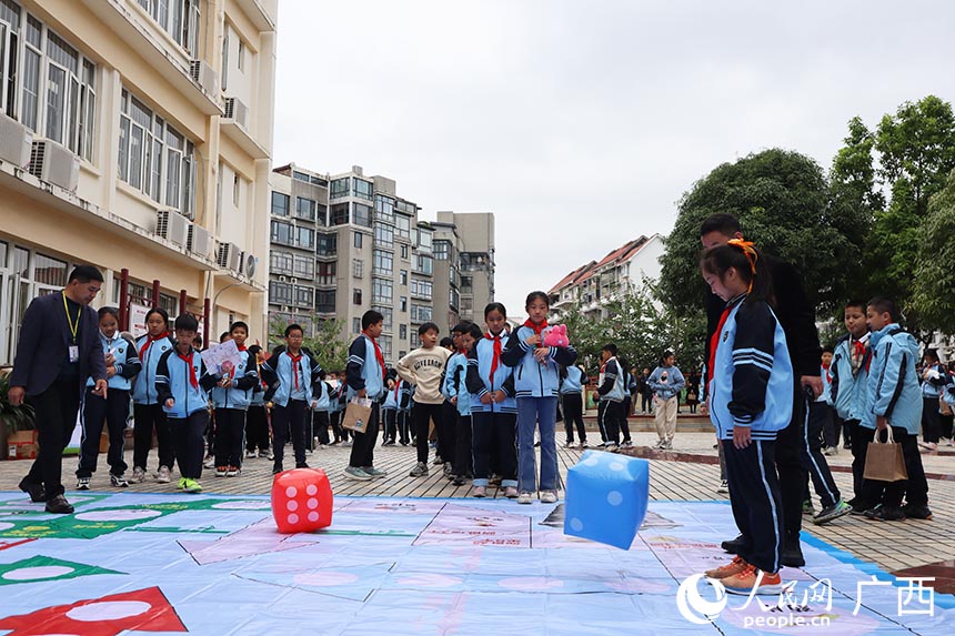 同学们在有趣的游戏中学习垃圾分类知识。人民网 班小晴摄