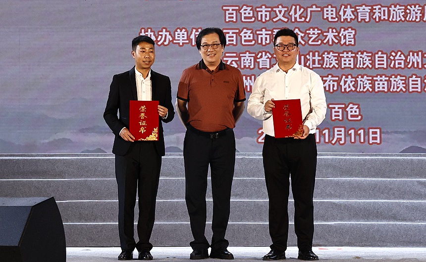 曹忠老师获优秀指挥奖。陆怡如摄