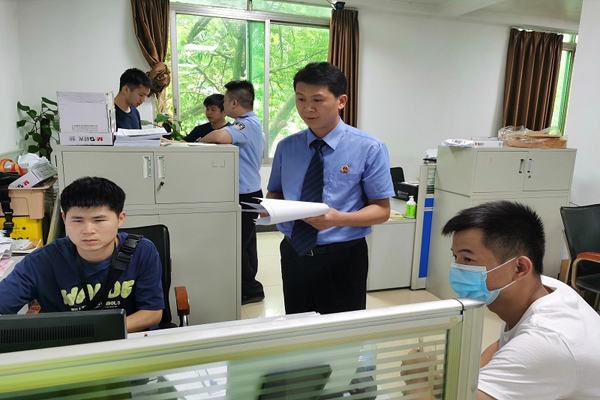 平桂区检察院的检察官和贺州市公安局平桂分局民警加强协作，引导公安机关到广东省广州市、江门市、肇庆市等地进行侦查取证。