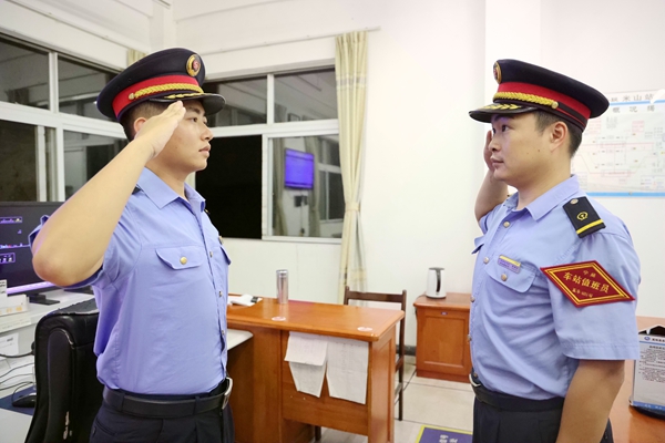 图5：米山站职工交接班时互相敬礼（戴佩芸 摄）.jpg