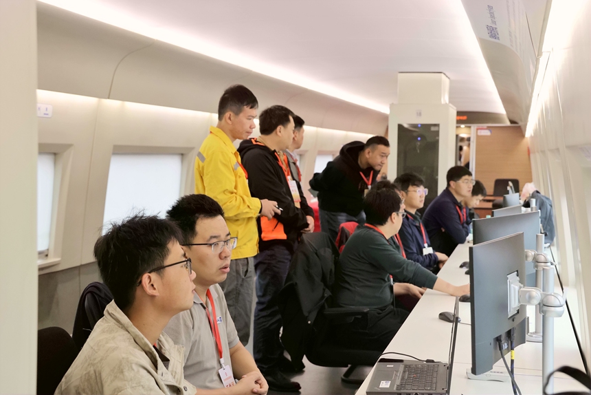 铁路工作人员在高速综合检测车内收集测试数据。戴佩芸摄