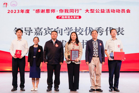 嘉宾与校方代表合影留念。邹蕉蔓摄