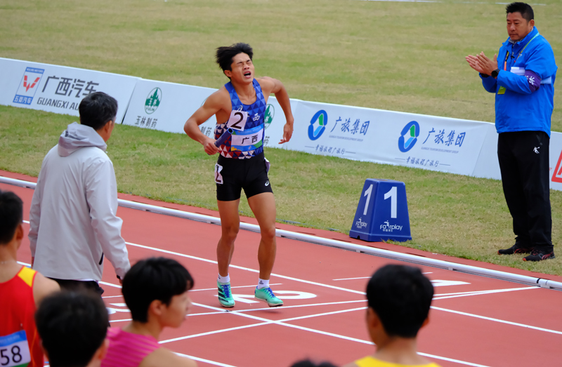 盧顯江咬著牙堅持抵達終點，裁判長為他鼓掌。