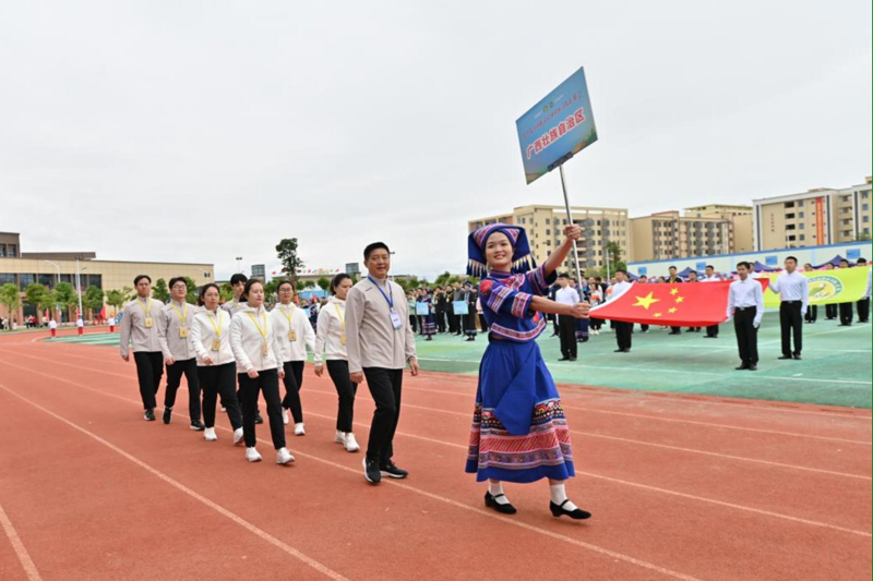 代表队入场。学校供图