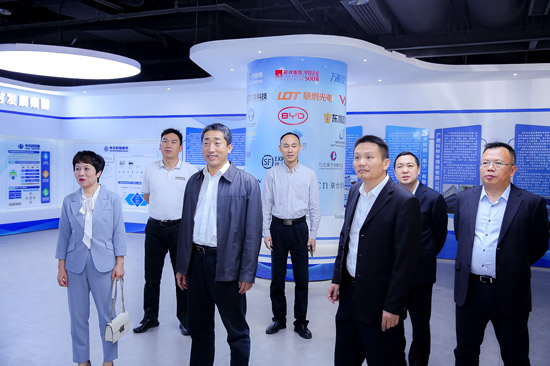 刘宗晓一行参观协同创新中心展厅，南宁中关村供图