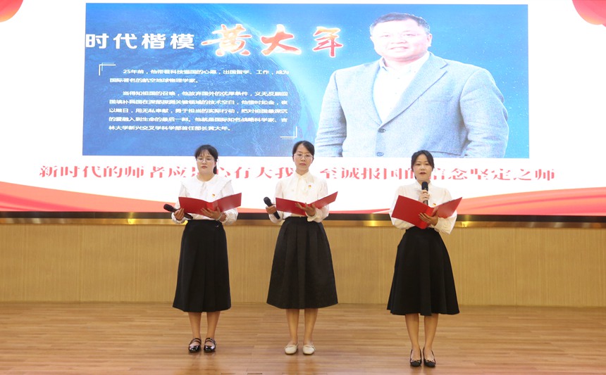 图为参赛选手讲故事比赛现场。欧琪琪摄