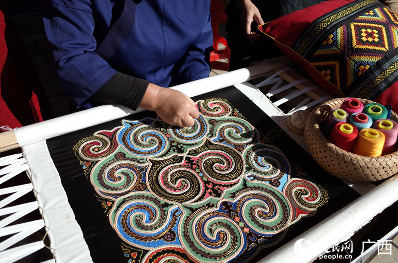 現場展示馬山壯族刺繡。人民網記者 覃心攝