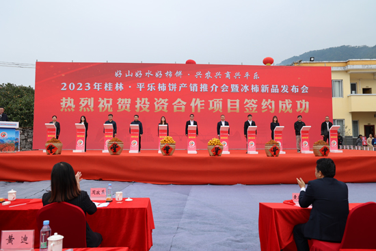 各大商家現場交易簽約。賴炎良攝