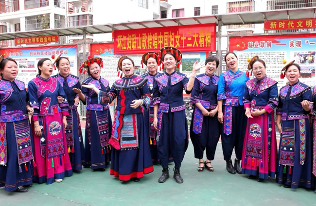 毛南族妇女用山歌传唱中国妇女十三大精神