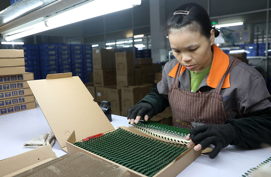 易地搬迁群众在古宜镇南站社区的一家电子产品车间内就业