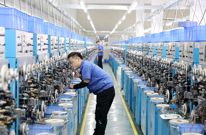 易地搬迁群众在古宜镇南站社区的一家电子产品车间就业