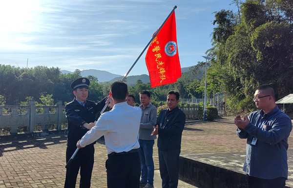 民警向先锋队员代表授旗