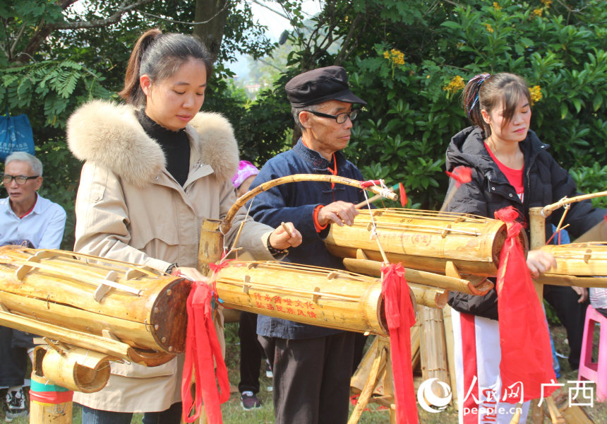 游客体验敲筒噔。人民网 何宁摄