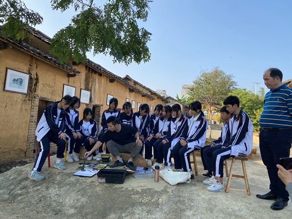 学生在宾阳县露圩镇画家村学习画画。