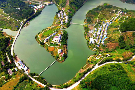 图为西林县普合苗族乡新丰村绿水青山生态美全景图。西林县普合苗族乡供图