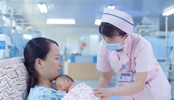 桂林市妇幼保健院新生儿科袋鼠式护理。何永芳摄