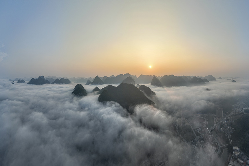 云雾缭绕着凤山县城。何华文摄